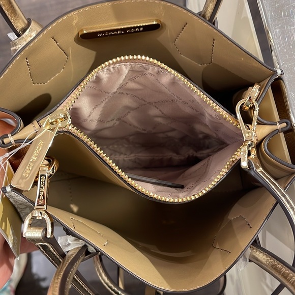 MICHAEL KORS
Mercer Medium Signature Logo and Metallic Accordion Crossbody Bag - Picture 15 of 16